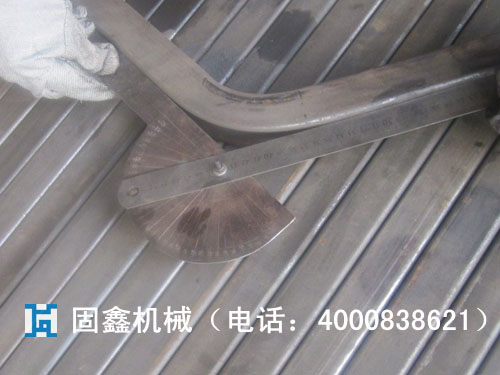 工人在检查防翻架弯管